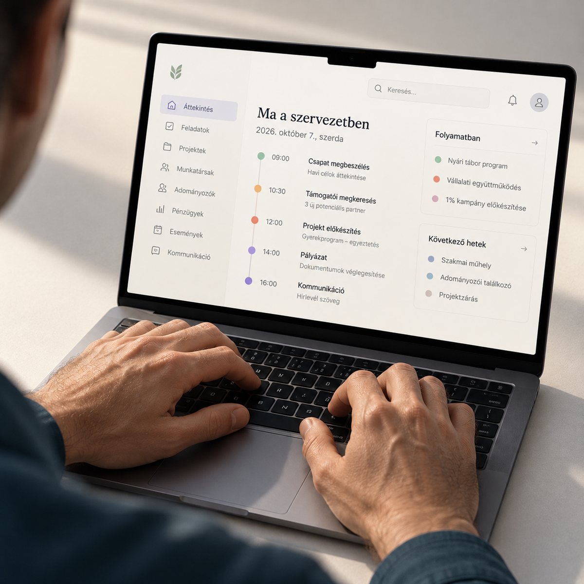 Laptop, a képernyőn egy civil szervezet napja: feladatok időpontokkal, folyamatban lévő programok